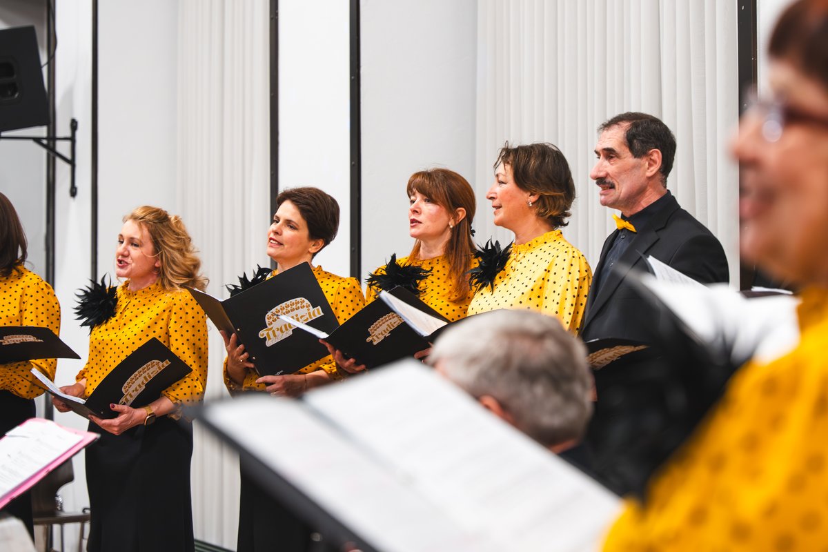 Chormitglieder beim Singen